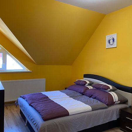 Korall Apartman Балатонфюзфе Екстер'єр фото