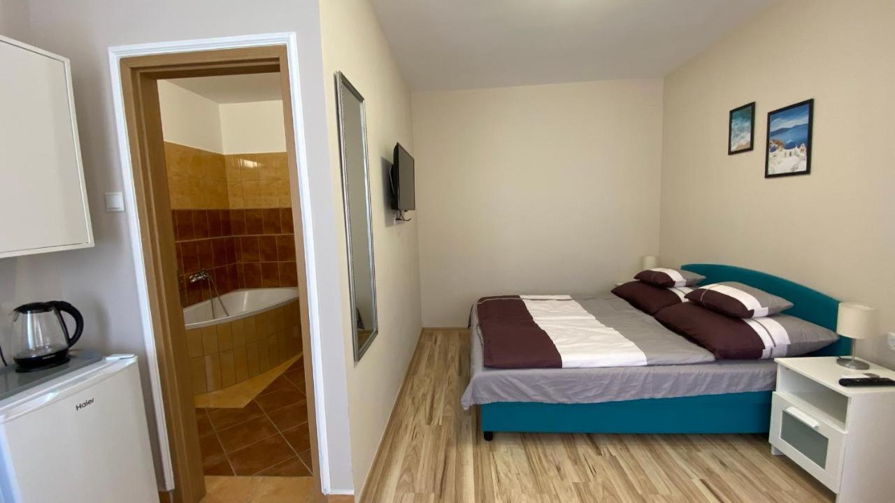 Korall Apartman Балатонфюзфе Екстер'єр фото